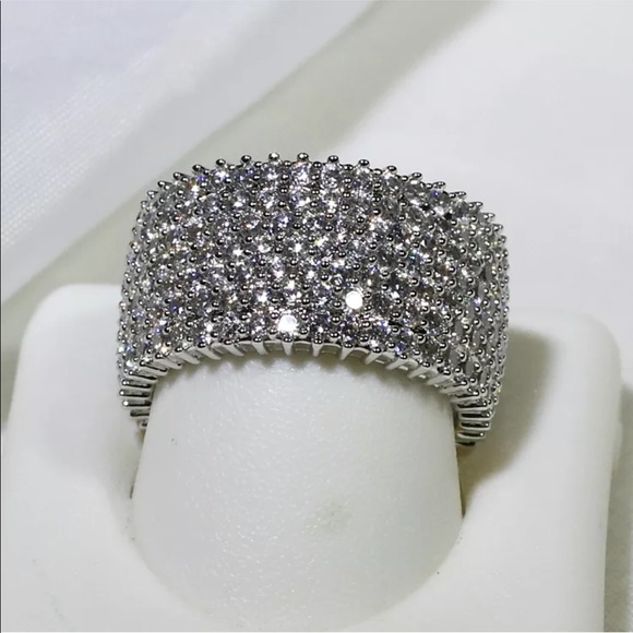 Gorgeous 18K White Gold Filled Ring - Picture 3 of 5